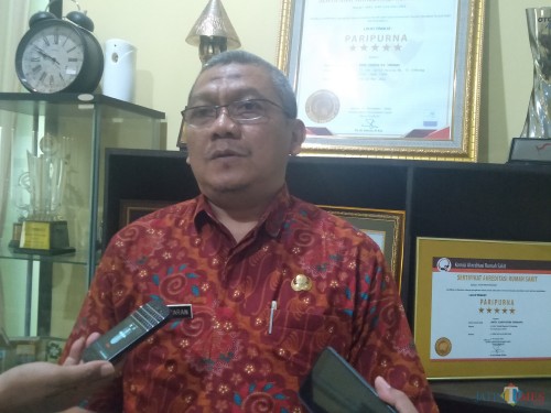 Direktur RSUD Jombang, dr Pudji Umbaran saat diwawancarai. (Foto : Adi Rosul / JombangTIMES)
