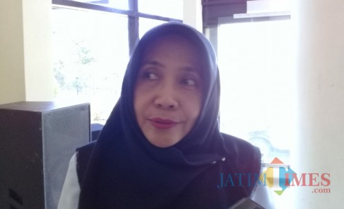 Plt Kepala BKPSDM Pamekasan Yudistinah saat diwawancarai awak media. (Fahrurrosyi)