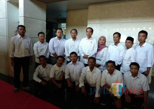 Relawan Alap-Alap Jokowi bersama presiden di sebuah acara di Tulungagung. / Foto : Istimewa / Tulungagung TIMES