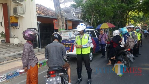 Sejumlah pengendara diberhentikan polisi untuk selanjutnya diperiksa kelengkapan surat-suratnya, Kamis (24/10/2019) (Fahrurrosyi/PamekasanTIMES)