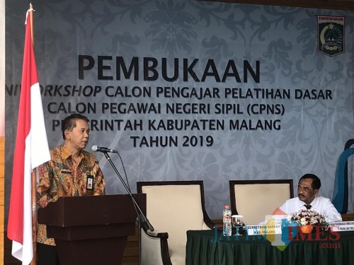 Sekda Kabupaten Malang Didik Budi Muljono saat memberikan sambutan dalam acara mini workshop calon pengajar pelatihan dasar CPNS. (Nana)