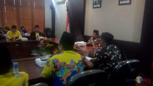 Wakil Bupati Jember Drs. KH. ABdul Muqit Arief saat menemui Kafilah MTQ Jember sebelum berangkat ke Tuban