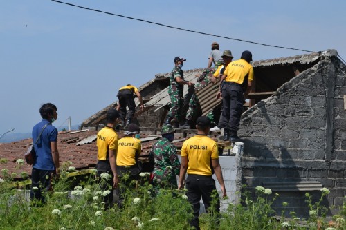 Warga, TNI, dan Polres Batu saat kerja bakti benahi rumah di Desa Sumber Brantas Kecamatan Bumiaji, Kamis (24/10/2019).