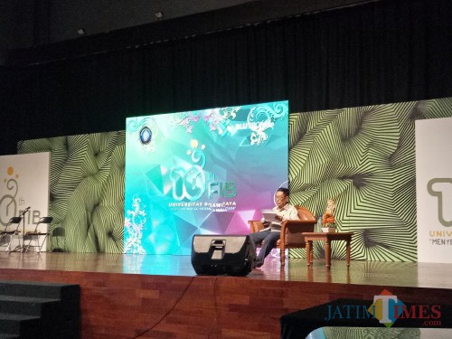 Sastrawan Budi Darma menyampaikan orasi budaya dalam Anugerah Sabda Budaya dan Orasi Budaya Fakultas Ilmu Budaya (FIB) UB. (Foto: Imarotul Izzah/MalangTIMES)