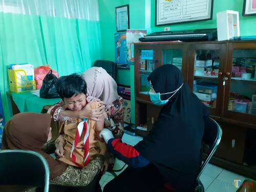 Imunisasi BIAS yang dilakukan petugas kesehatan Dinkes Kota Malang di salah satu sekolah di Kota Malang beberapa waktu lalu (Arifina Cahyanti Firdausi/MalangTIMES)