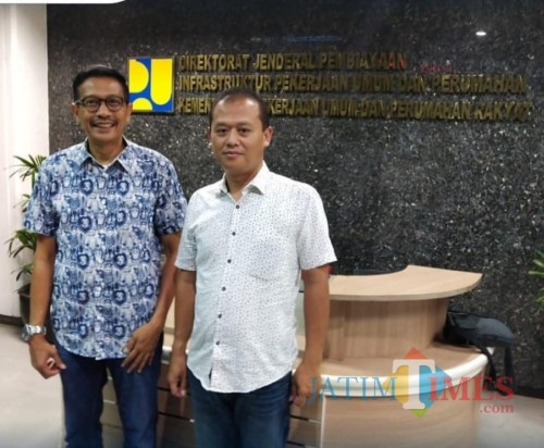Kepala DPKPCK Kabupaten Malang Wahyu Hidayat (kiri) menyatakan akan mengajukan kenaikan anggaran untuk program bedah rumah 2020. (DPKPCK for MalangTimes)