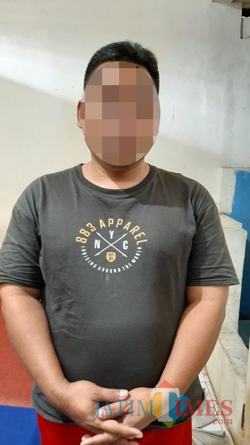Tersangka Deni saat diamankan polisi setelah terbukti melancarkan aksi pencurian dan penganiayaan (Foto : Polsek Sumberpucung for MalangTIMES)