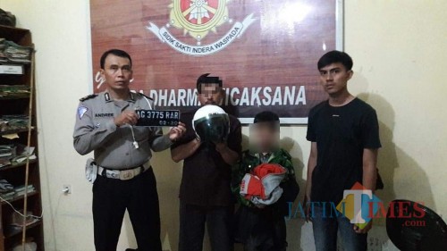 Tersangka saat diamankan di Mapolsek Kota Tulungagung / Foto : Istimewa / Tulungagung TIMES