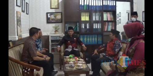 Wali Kota Malang Sutiaji (berkacamata) saat melakukan tinjauan ke MIN 1 Malang, Jum'at (25/10) (Arifina Cahyanti Firdausi/MalangTIMES)