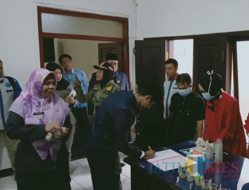 Anggota DPRD Kota Blitar antre ikuti tes urine.(Foto : Aunur Rofiq/BlitarTIMES)