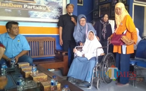 Bantuan kursi roda dari Fraksi Nasdem