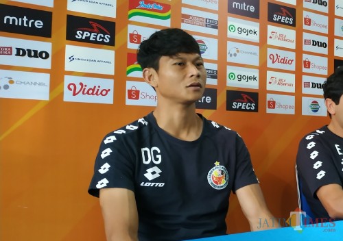 Bek senior Semen Padang Dedi Gusmawan (Hendra Saputra)
