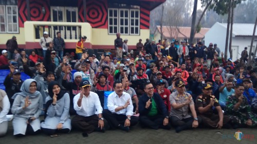 Bupati Banyuwangi bersama Forpimda bersama dengan para penambang belerang