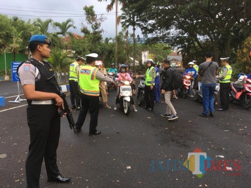 Petugas kepolisian saat menertibkan pengguna jalan yang melanggar ketentuan lalu lintas (Foto : Ashaq Lupito / MalangTIMES)