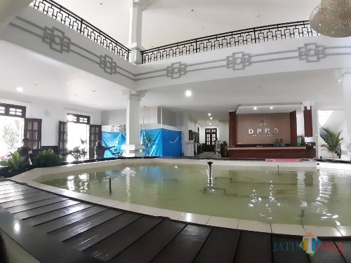 Suasana proses revitalisasi di gedung DPRD Kota Malang. (Arifina Cahyanti Firdausi/MalangTIMES)