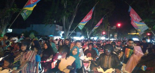 Penuh, nyaris tak bisa bergerak karena macet sejumlah penhendara jarus rela menikmati kemacetan panjang (Fahrurrosyi/PamekasanTIMES.com)