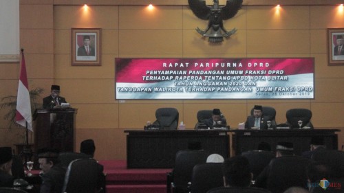 Plt Wali Kota Blitar Santoso memberikan tanggapan atas pandangan fraksi-fraksi DPRD Kota Blitar.(Foto : Aunur Rofiq/BlitarTIMES)