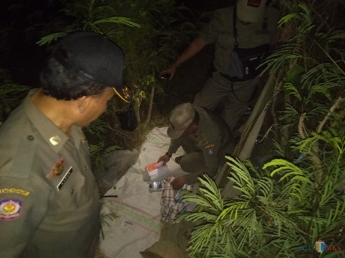 Petugas Satpol PP Jombang temukan bilik cinta di lokasi prostitusi Tanggul Sungai Tenggor, Desa Madiopuro, Kecamatan Sumobito, Jombang. (Foto : Adi Rosul / JombangTIMES)
