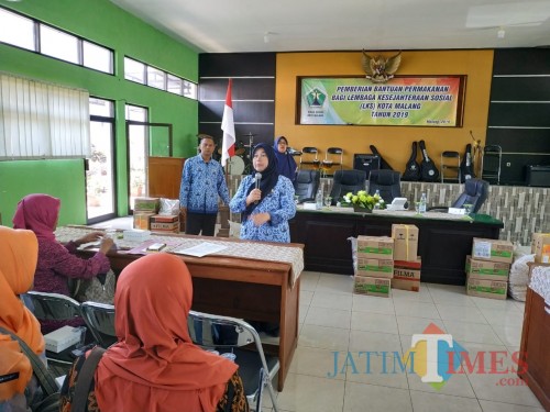Sekretaris Dinsos Kota Malang Pipih Triastuti saat memberikan sambutan dalam pertemuan K3S. (Doc MalangTIMES)