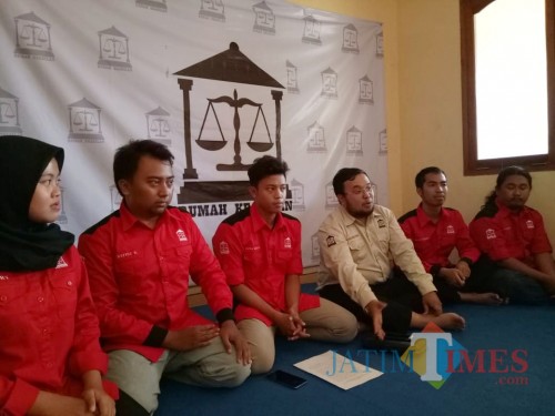 Solehuddin (baju krem) wakil ketua rumah keadilan saat memberikan keterangan pada awak media. (eko Arif s /JatimTimes)