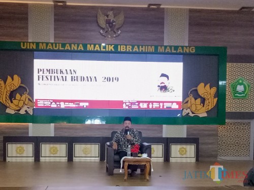 Ketua Lesbumi PBNU Agus Sunyoto dalam pembukaan Festival Budaya 2019 UIN Malang. (Foto: ImarotulIzzah/MalangTIMES)