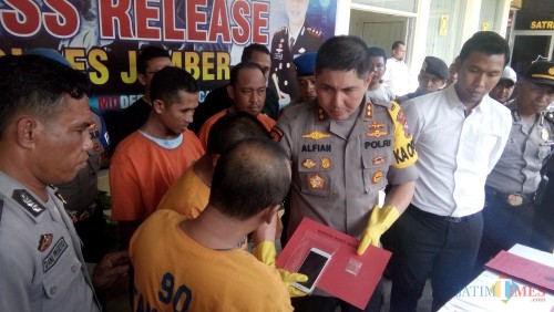 Kapolres Jember AKBP. Alfian Nurrizal saat mendengar pengakuan tersangka pemuja sabu (foto : Moh. Ali Makrus / JatimTIMES)