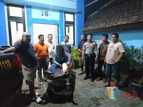 Tersangka Andrianto alias Gento (tengah baju biru) saat diamankan petugas gabungan karena terlibat kasus pencurian (Foto : Polsek Bantur for MalangTIMES)