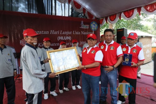 Bupati dan Wabup menegaskan Pemkab Blitar berkomitmen meningkatkan kualitas hidup lansia di Kabupaten Blitar.(Foto: Aunur Rofiq/BlitarTIMES)