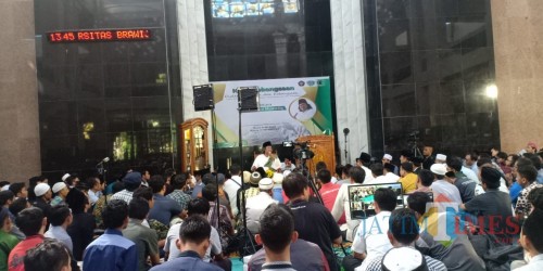 Gus Muwafiq saat berbicara dalam Ngaji Kebangsaan di Masjid Raden Patah UB. (Foto: Didik for MalangTIMES)
