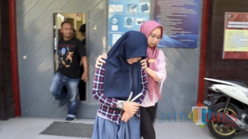 Tersangka beserta barang bukti dibawa ke Polres Trenggalek