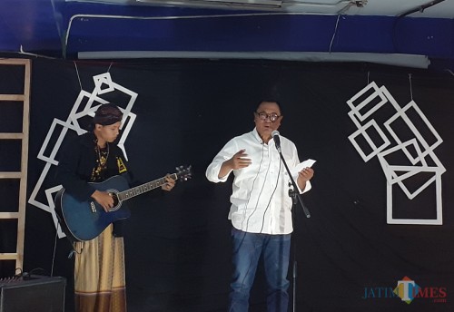 Wakil Wali Kota Malang Sofyan Edi Jarwoko saat tampil membawakan musikalisasi puisi di Malam Umbar Kata, di Coffee Times, Senin (28/10) (Arifina Cahyanti Firdausi/MalangTIMES)