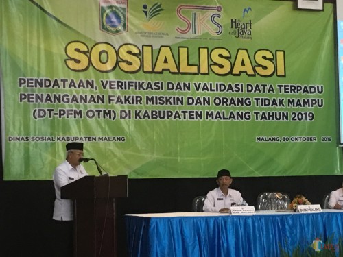 Bupati Malang HM Sanusi (kiri) saat memberikan sambutan dalam agenda sosialisasi terkait pendataan verifikasi dan validasi data kemiskinan (Foto : Ashaq Lupito / MalangTIMES)