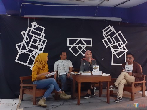 Suasana bedah buku kuliner Hindia-Belanda karya Pipit Anggraeni di Coffee Times, Selasa (29/10) malam. (Arifina Cahyanti Firdausi/MalangTIMES)