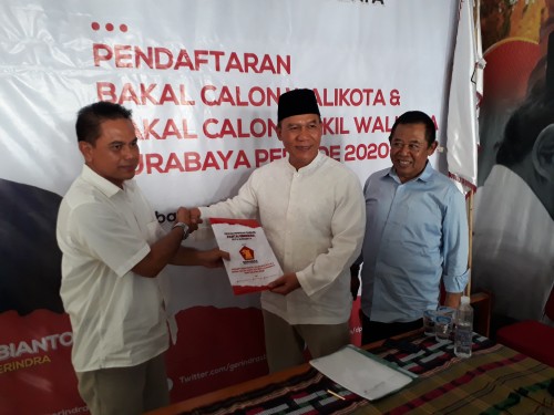 Bambang Haryo ketika mengambil formulir di DPC Gerindra Surabaya