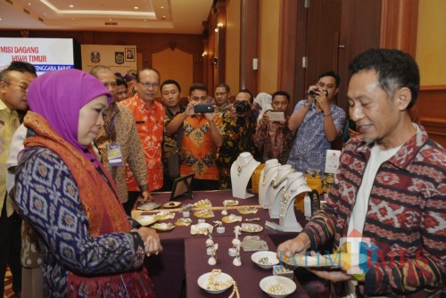 Gubernur Jawa Timur Khofifah Indar Parawansa memimpin misi dagang Jawa Timur ke Provinsi NTB di Hotel Lombok Raya.