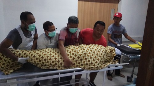 Jenazah korban hendak dibawa pulang usai menjalani otopsi.