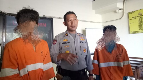 Kapolsek Sukun, Kompol Anang Tri Hananta, saat menunjukan dua pelaku pencurian (ist)