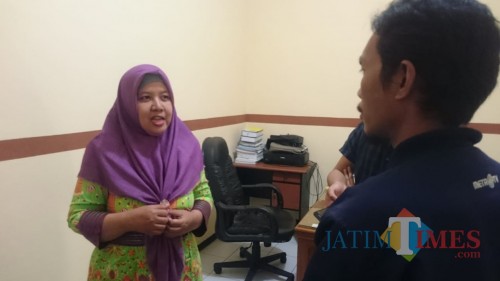 Kepala Seksi Surveilans dan Imunisasi Dinkes Jombang Indah Fajariyati saat diwawancarai sejumlah wartawan di ruangannya. (Foto : Adi Rosul / JombangTIMES)