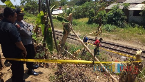 Polisi melakukan olah TKP lanjutan sekaligus memasang garis polisi di lokasi penemuan mayat Suwati