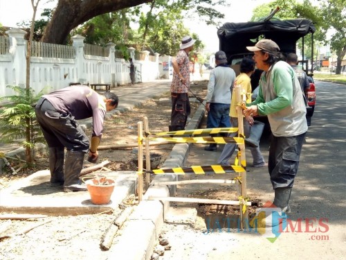 Satgas DPUPR saat melakukan normalisasi drainase (DPUPR for MalangTIMES)