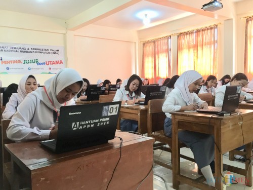 Suasana UNBK di SMKN 1 Batu beberapa saat lalu. (Foto: Irsya Richa/MalangTIMES)