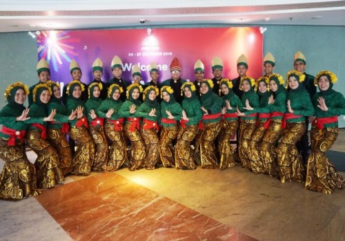 Tim Paduan Suara Mahasiswa Gema Gita Bahana UIN Malang saat tampil dalam kejuaraaan internasional Jakarta World Choir Festival (JWCF) 2019. (Foto: Humas)