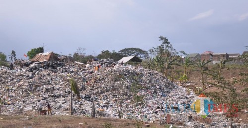 Tumpukan sampah menggunung di eks TPA Lowokdoro (Pipit Anggraeni/MalamgTIMES).