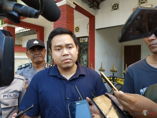 Kasat Reskrim Polres Malang Kota AKP Komang Yogi Arya Wiguna saat dijumpai di depan TKP. (Hendra Saputra)