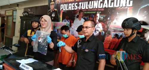Ipda Anwari saat menunjukan barang bukti kasus persetubuhan dan pencabulan terhadap santriwati. (foto : Joko Pramono/Jatim Times)