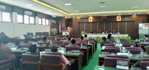 Rapat paripuna DPRD Pamekasan berlangsung hangat. Sejumlah fraksi menyoroti sektor pendidikan di kabupaten yang memiliki julukan Gerbang Salam ini.