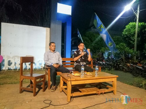 Dr Timbul Hamonangan Simanjutak SE MA, Divisi Litbang Yayasan Bung Karno, Jakarta (kanan) dan Dosen Fakultas Ekonomi UM, Dr Imam Mukhlis SE MSi (kiri) dalam Kelas Belajar Nasionalisme Ekonomi di Kafe Pustaka UM. (Foto: Imarotul Izzah/MalangTIMES)
