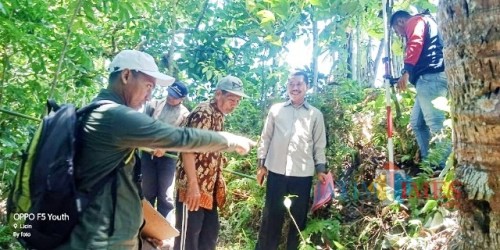 Petugas ukur dari BPN Banyuwangi saat di lapangan dikawal notaris dan PPAT Ridwan SH. M.Kn