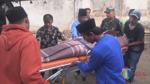 Suasana ketika jenasah korban yang meninggal karena diduga dianiaya ayah tirinya saat tiba di rumah duka.