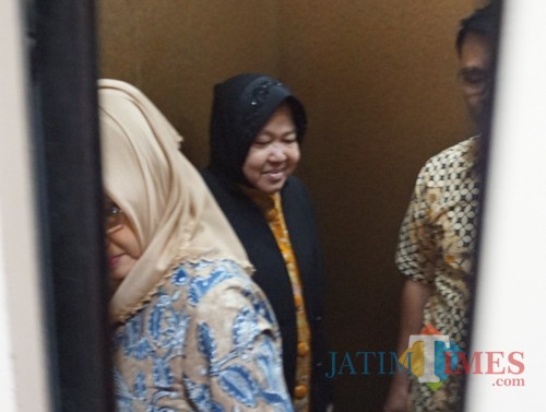 Wali Kota Risma yang memilih langsung meninggalkan awak media usai rapat Paripurna